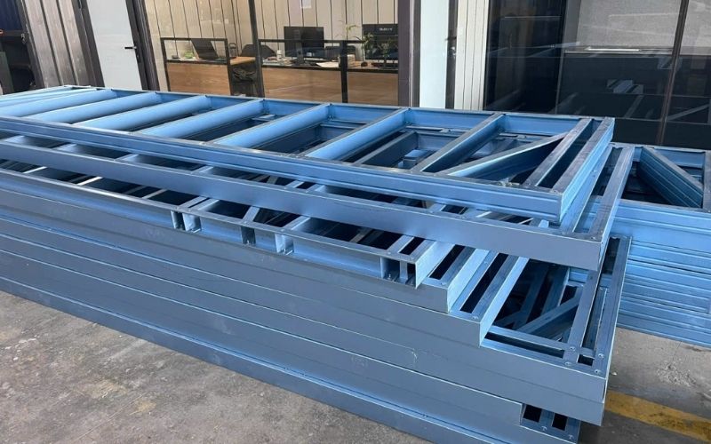 Vật tư khung thép G550 thành phẩm đang được xếp gọn tại xưởng DSD Home