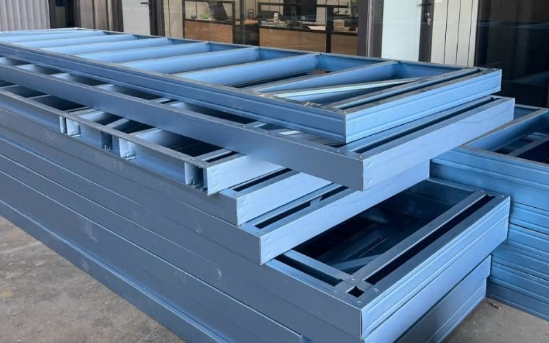 Cận cảnh vật liệu khung thép G550 là gì tại kho Siêu Thị Nhà Lắp Ghép