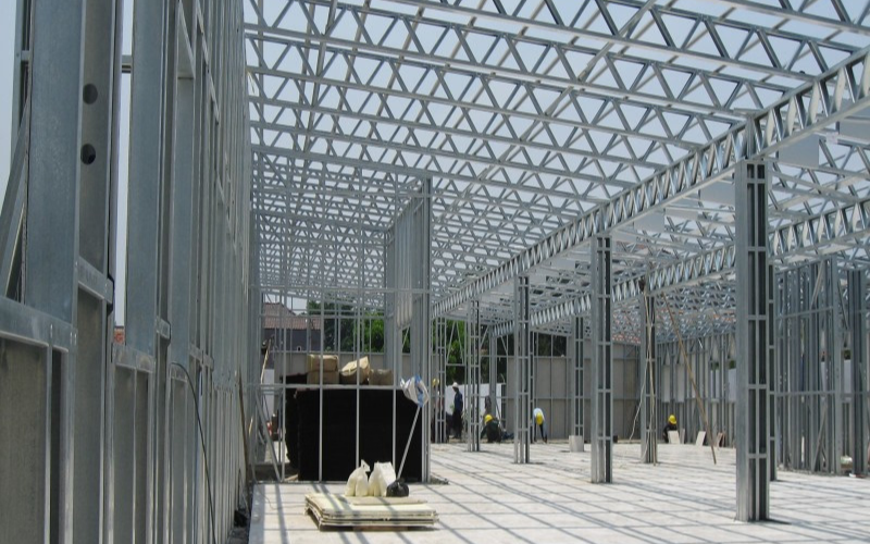Hệ khung thép mạ nhôm kẽm cường độ cao giúp công trình bền bỉ 