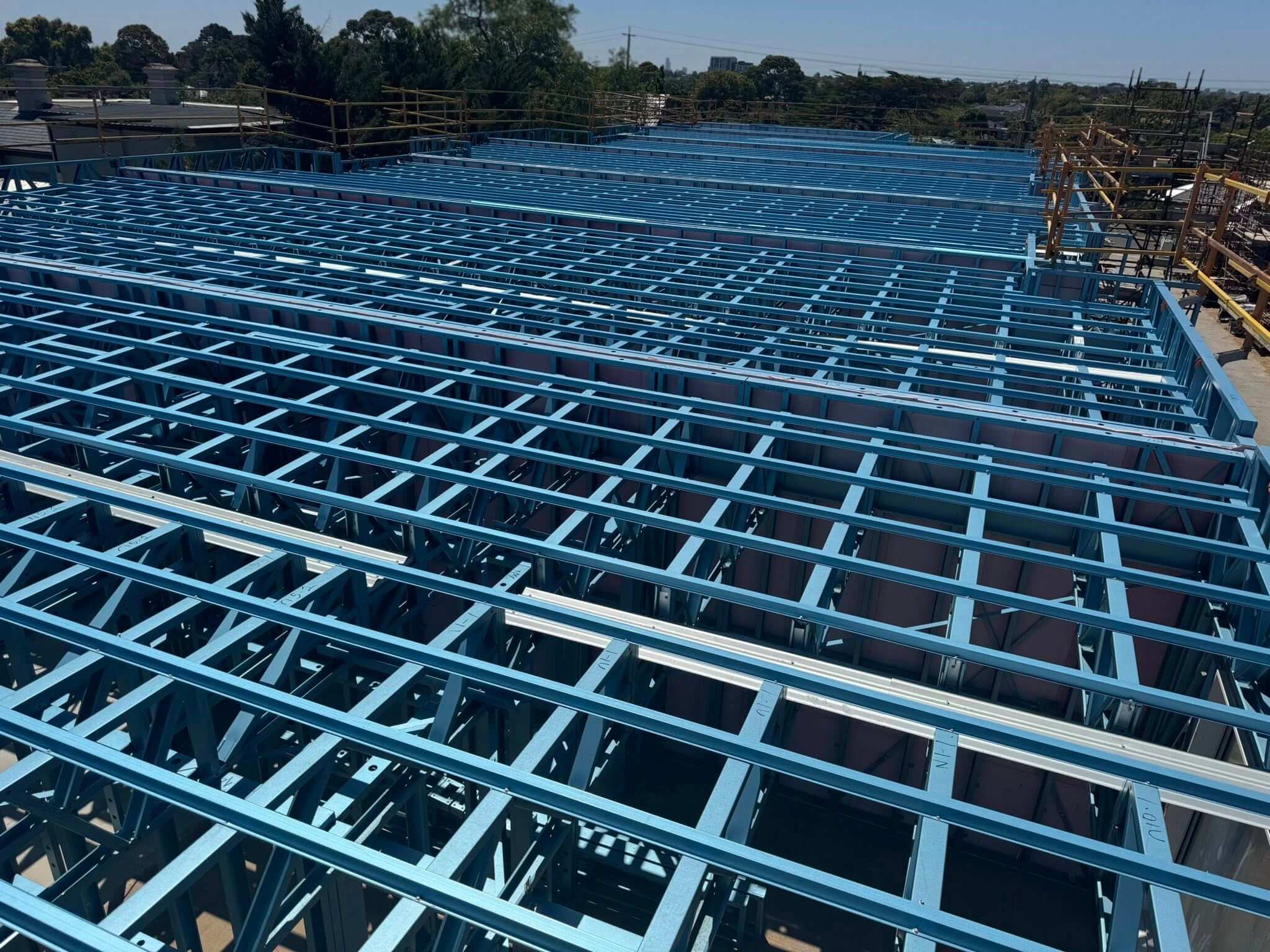 Khung thép G550 chất lượng cao trong nhà lắp ghép hiện đại với khả năng chịu lực vượt trội và độ bền ổn định theo thời gian